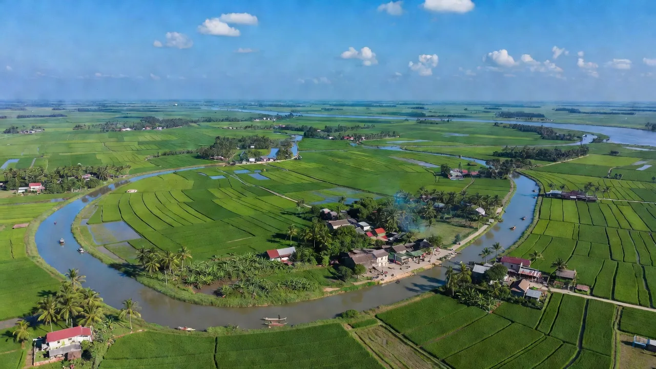 Khung cảnh huyện Tân Trụ, Long An với cánh đồng xanh và hai con sông lớn.