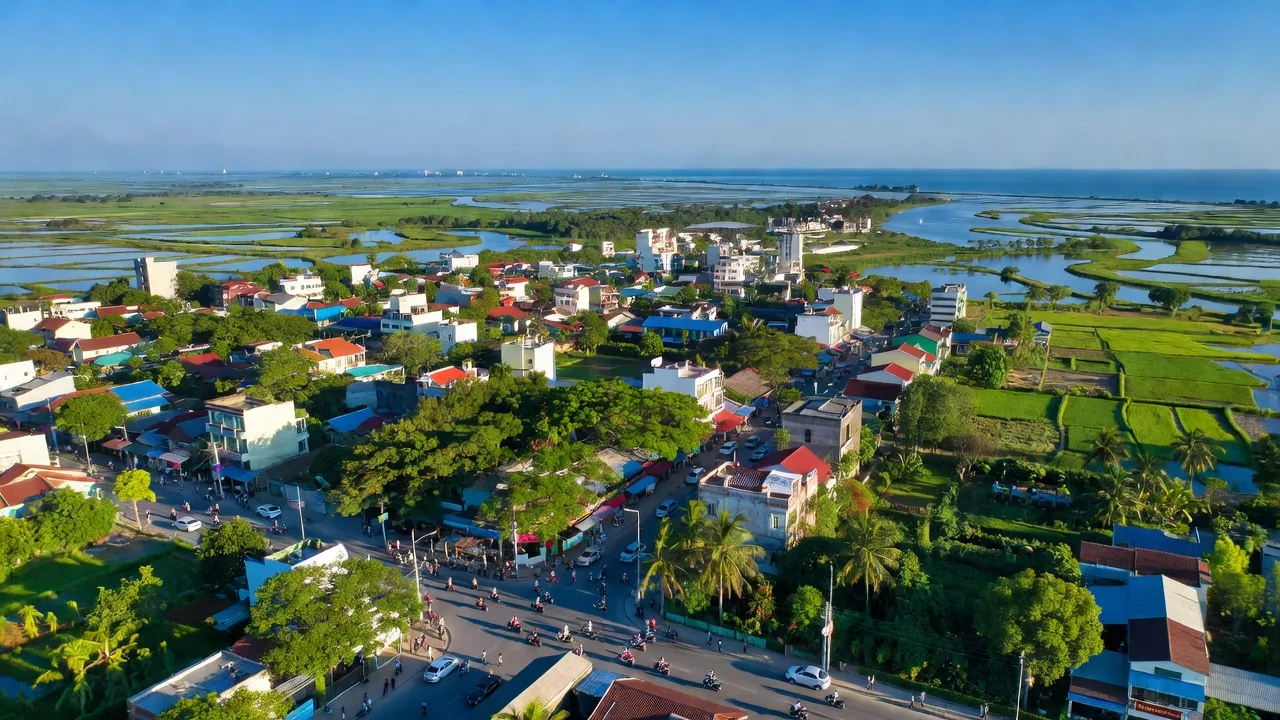 Khung cảnh Thị trấn Rạng Đông tại Nghĩa Hưng, Nam Định với khu công nghiệp và bãi biển xanh.