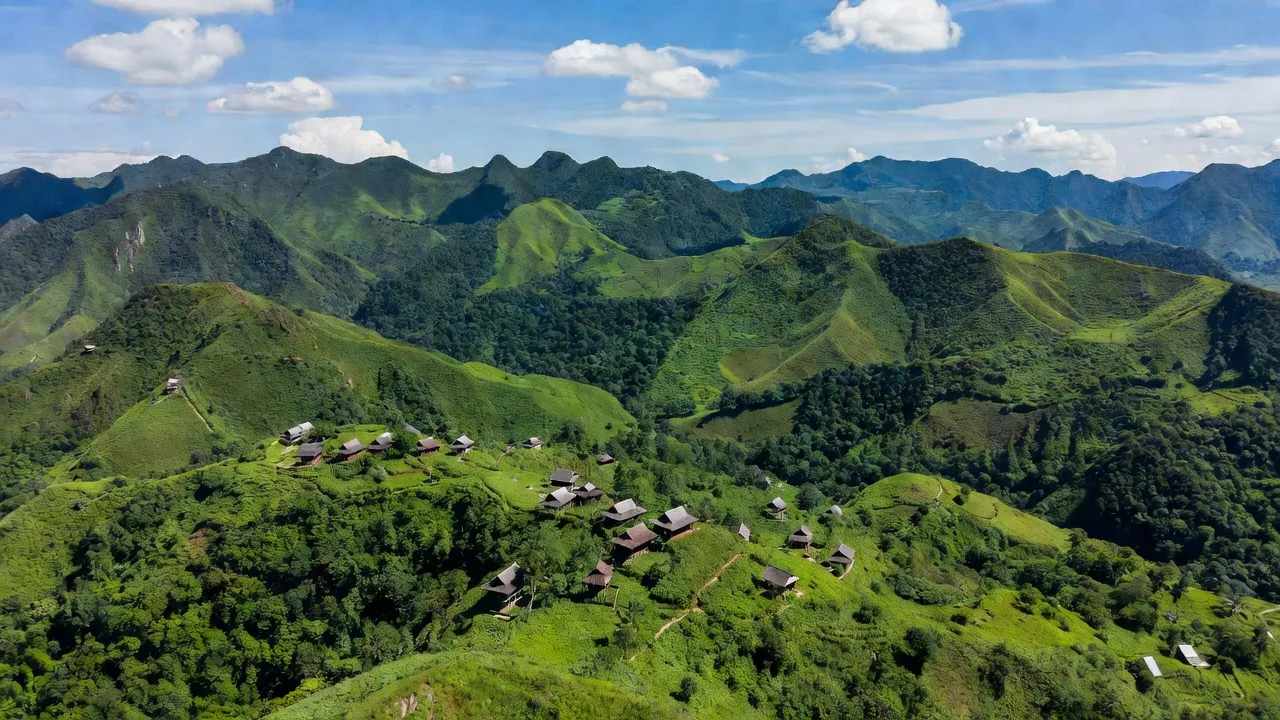 Khung cảnh Môn Sơn, huyện Con Cuông, Nghệ An với núi xanh và nhà truyền thống, thể hiện văn hóa đồng bào.