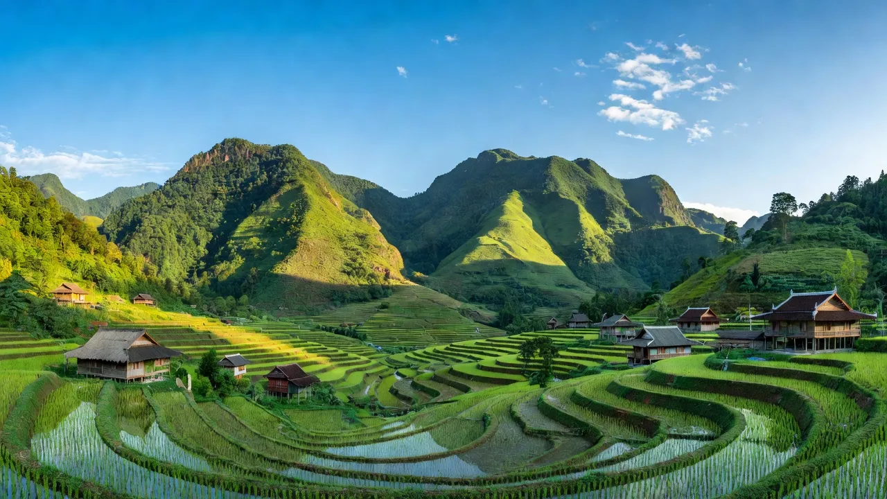 Phong cảnh xanh tươi ở Keng Đu, huyện Kỳ Sơn, Nghệ An với núi non và ruộng bậc thang.