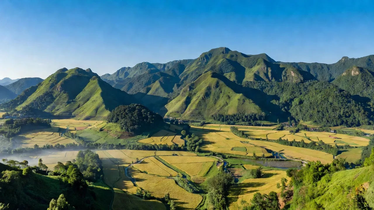 Khung cảnh đồi núi Xã Châu Đình, huyện Quỳ Hợp, Nghệ An với cánh đồng và bầu trời trong xanh.
