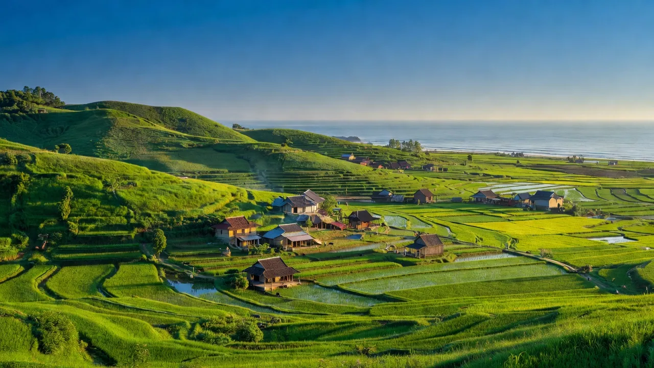 Khung cảnh làng Quỳnh Văn, huyện Quỳnh Lưu, tỉnh Nghệ An, với đồi núi và đồng xanh.