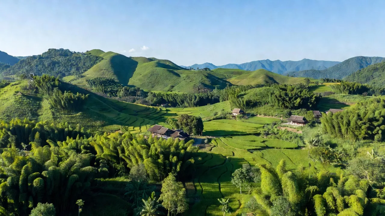 Cảnh quan yên bình ở xã Tam Thái, huyện Tương Dương, tỉnh Nghệ An với đồi núi xanh tươi.