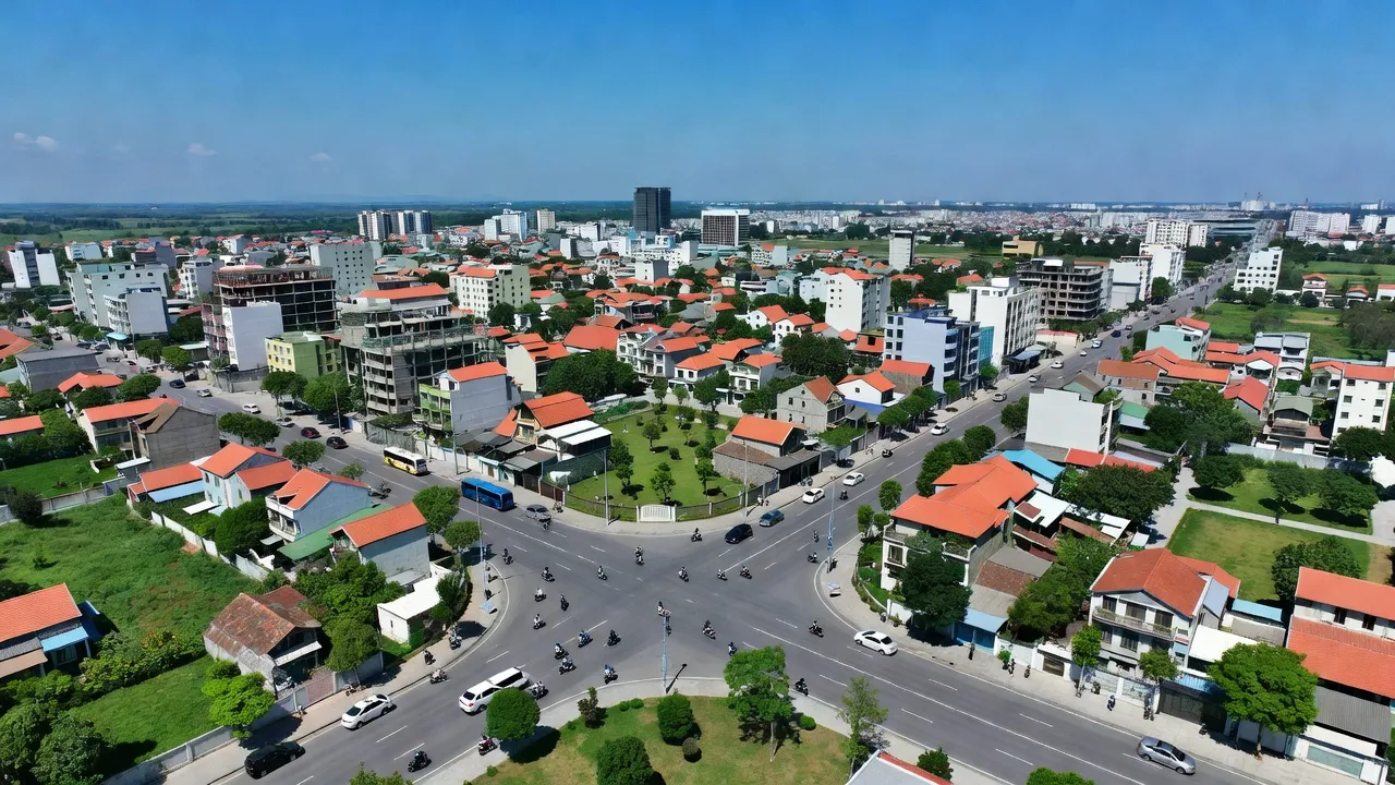 Khung cảnh phường Hưng Đông, Thành phố Vinh, Nghệ An với giao thông thuận lợi và cây xanh.