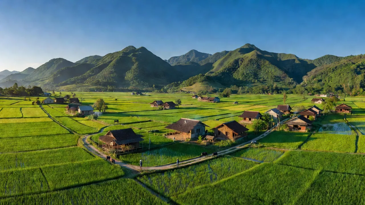 Khung cảnh xã Bắc Thành, huyện Yên Thành, tỉnh Nghệ An với núi và đồng bằng xanh tươi.