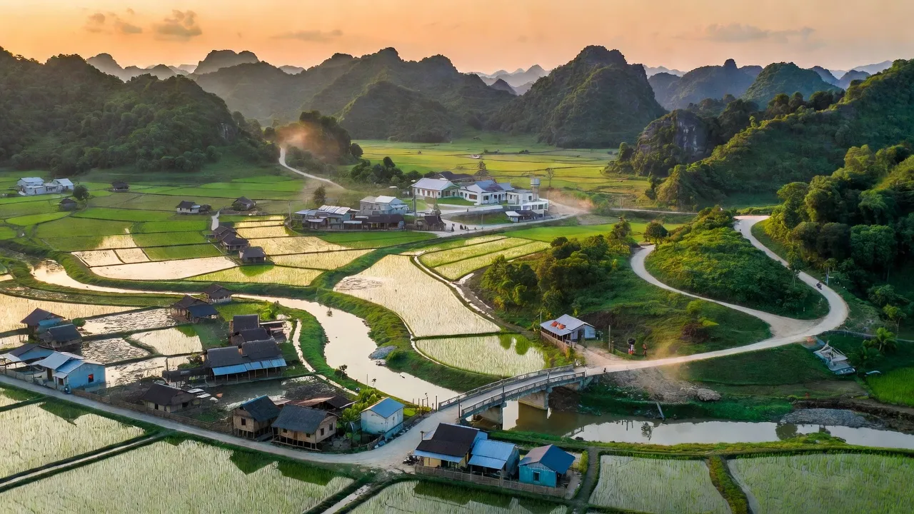 Cảnh quan xã Gia Phong, huyện Gia Viễn, tỉnh Ninh Bình với đồi núi và sông ngòi, đặc trưng nông thôn.