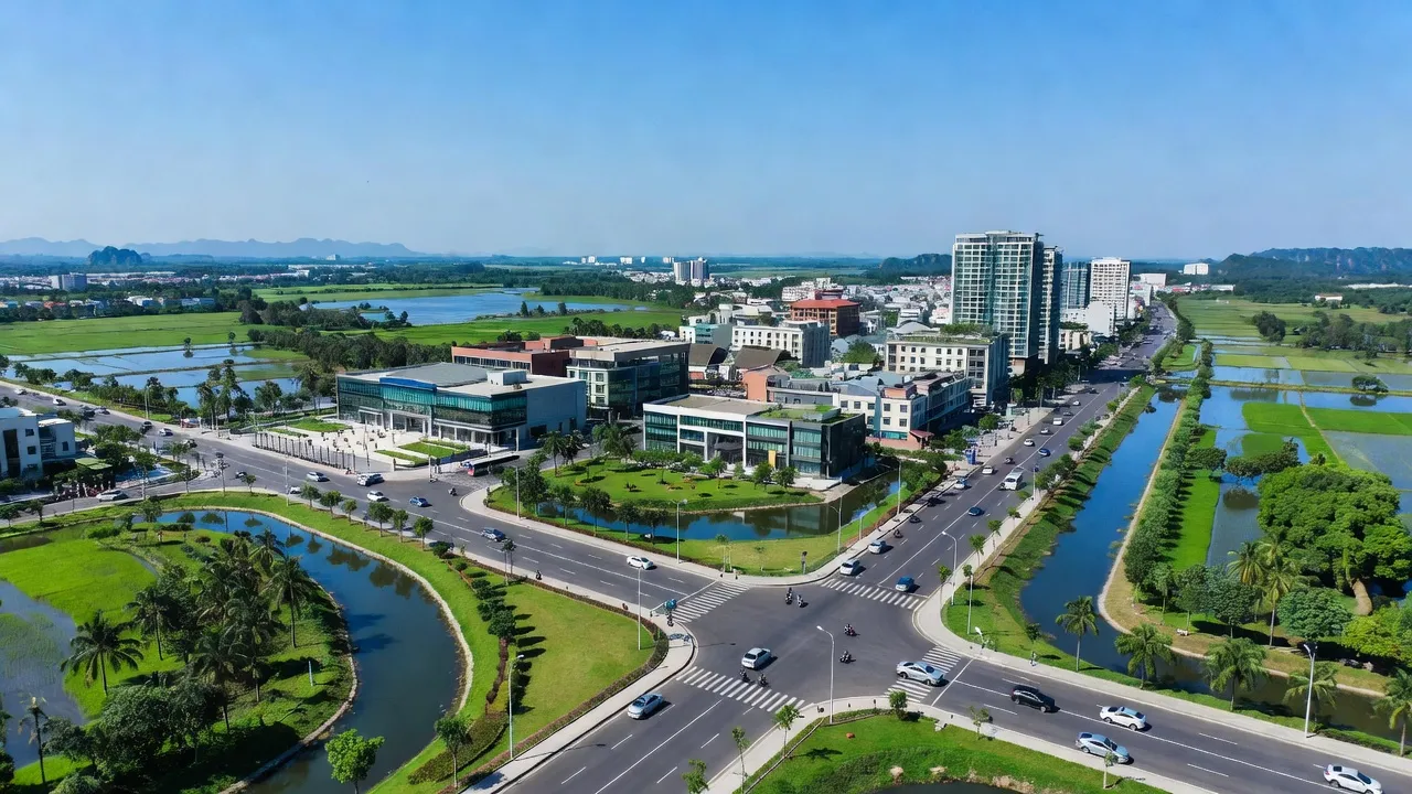 Khung cảnh Phường Ninh Phong, Thành phố Hoa Lư, Ninh Bình với cơ sở hạ tầng hiện đại, cây xanh.