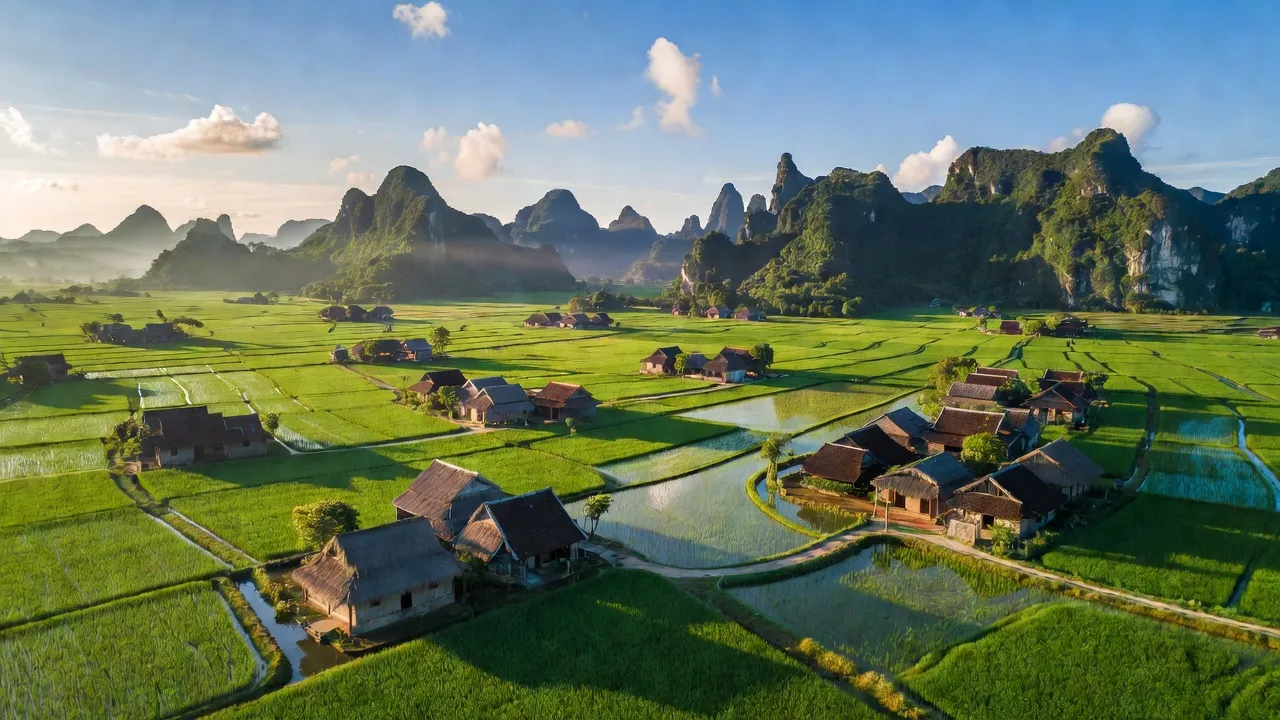 Khung cảnh xã Thanh Sơn ở huyện Nho Quan, tỉnh Ninh Bình với ruộng lúa xanh mướt, núi non hùng vĩ.