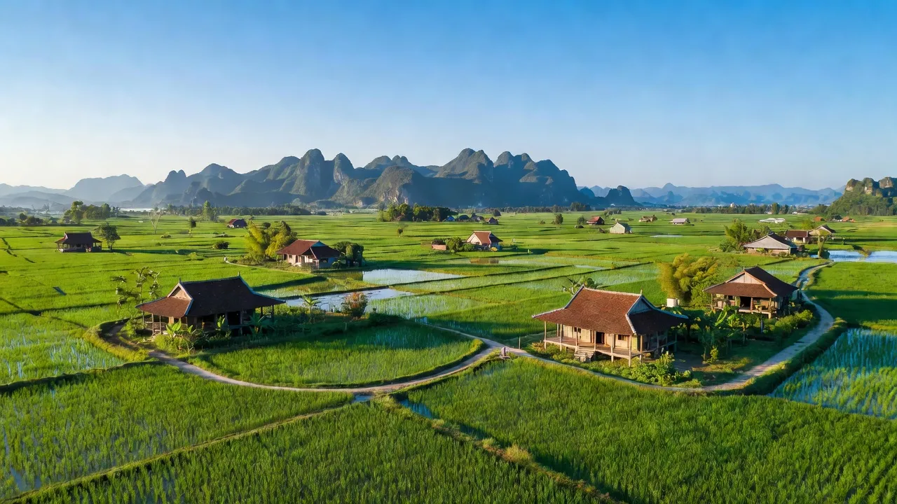 Cảnh quan Xã Quang Sơn, thành phố Tam Điệp, tỉnh Ninh Bình với cánh đồng xanh và núi xa.