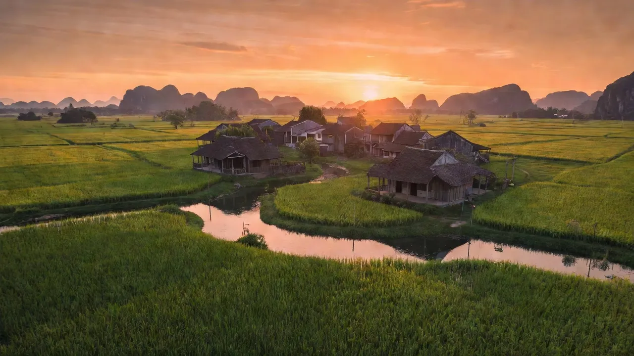 Xã Yên Mỹ, huyện Yên Mô, tỉnh Ninh Bình với cánh đồng và kiến trúc truyền thống, thời tiết trong lành.