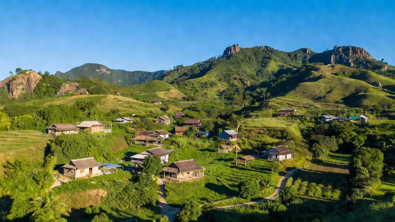 Khung cảnh làng Phước Tân, huyện Bác Ái, Ninh Thuận với núi non và xanh tươi.