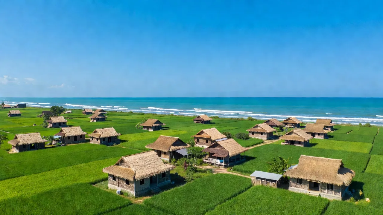 Phong cảnh xã Thanh Hải, huyện Ninh Hải, tỉnh Ninh Thuận với cảnh biển và đồng cỏ xanh.