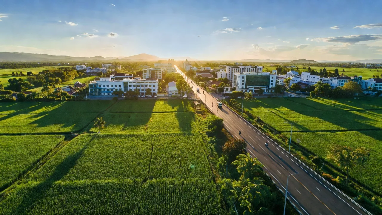 Thị trấn Phước Dân, huyện Ninh Phước, Ninh Thuận, thể hiện cảnh quan hành chính và giao thông nhộn nhịp.