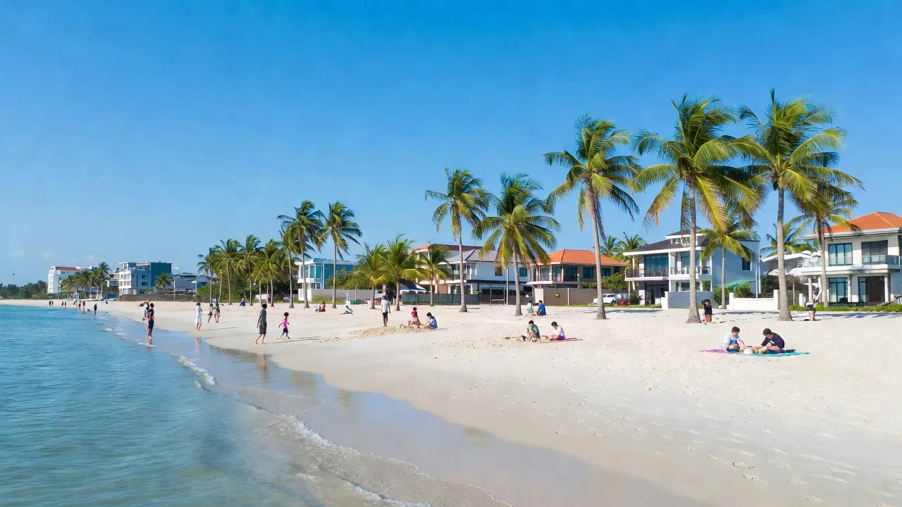 Khung cảnh phường Mỹ Hải với bãi biển cát trắng và cây dừa, Phan Rang-Tháp Chàm, Ninh Thuận.