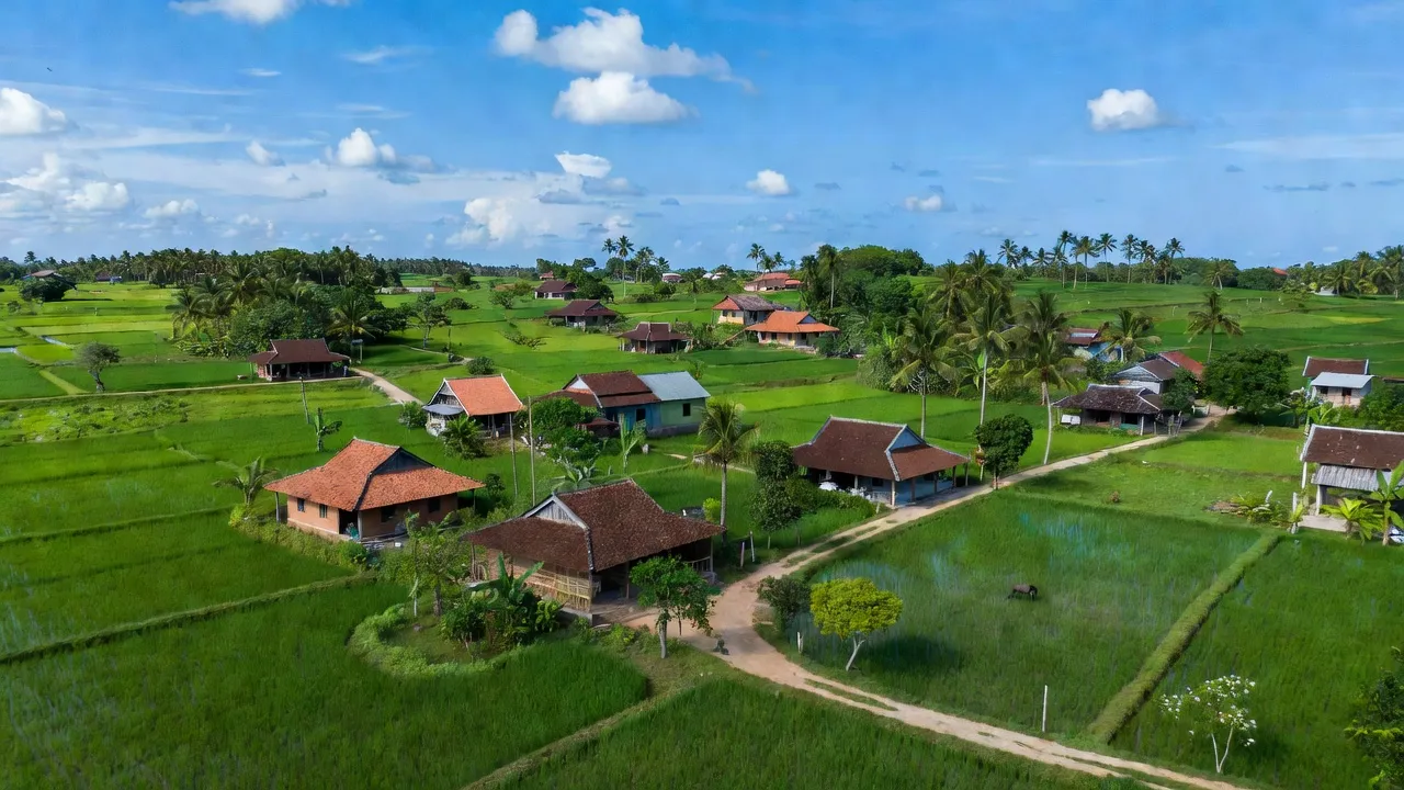 Khung cảnh xã Phước Chiến, huyện Thuận Bắc, tỉnh Ninh Thuận với nhà truyền thống và thiên nhiên xanh tươi.