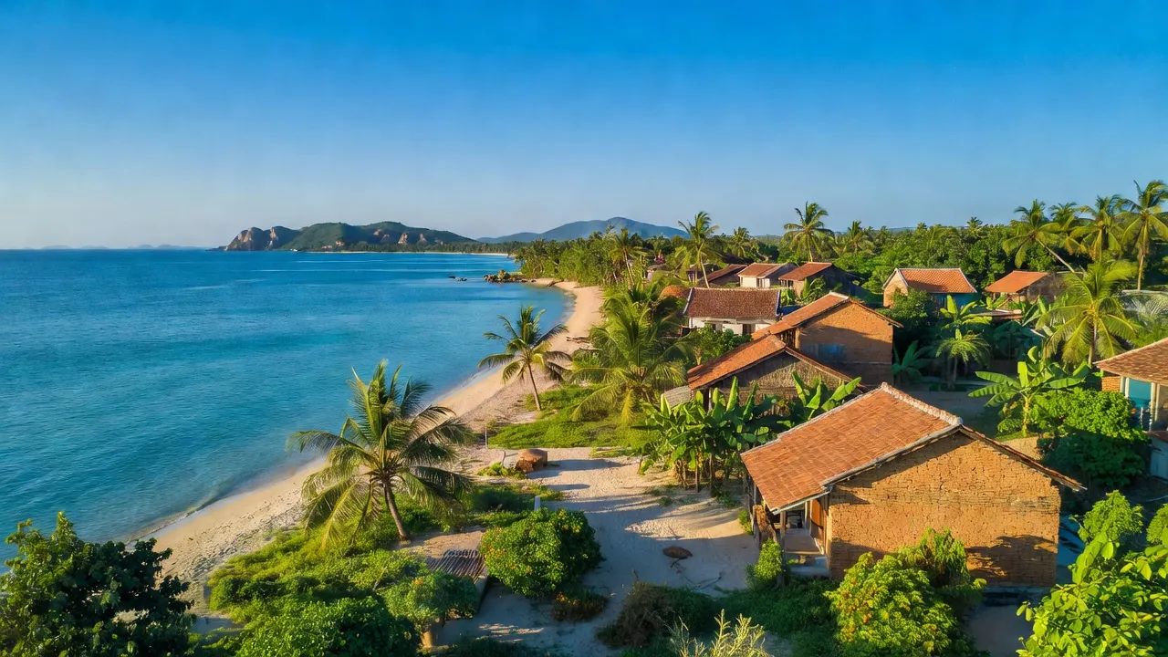 Khung cảnh làng Cà Ná, huyện Thuận Nam, Ninh Thuận, với bãi biển và cây cối xanh tươi.