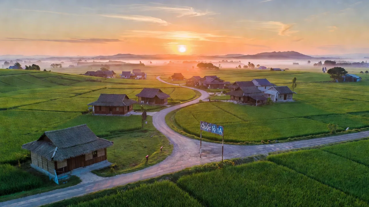 Khung cảnh xã Phước Minh, huyện Thuận Nam, tỉnh Ninh Thuận với cánh đồng xanh và nhà truyền thống.