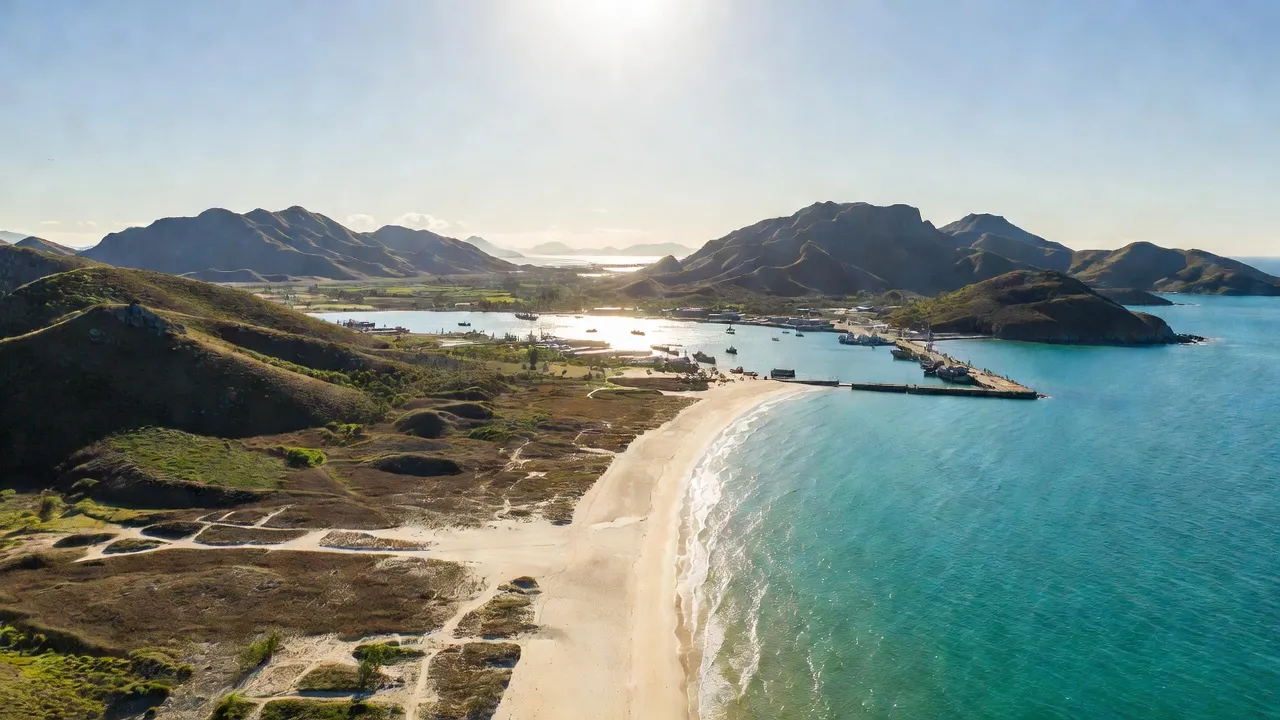 Khung cảnh Ninh Thuận, tỉnh ven biển với bãi biển và núi non hoang sơ, kết nối đường bộ, hàng không.