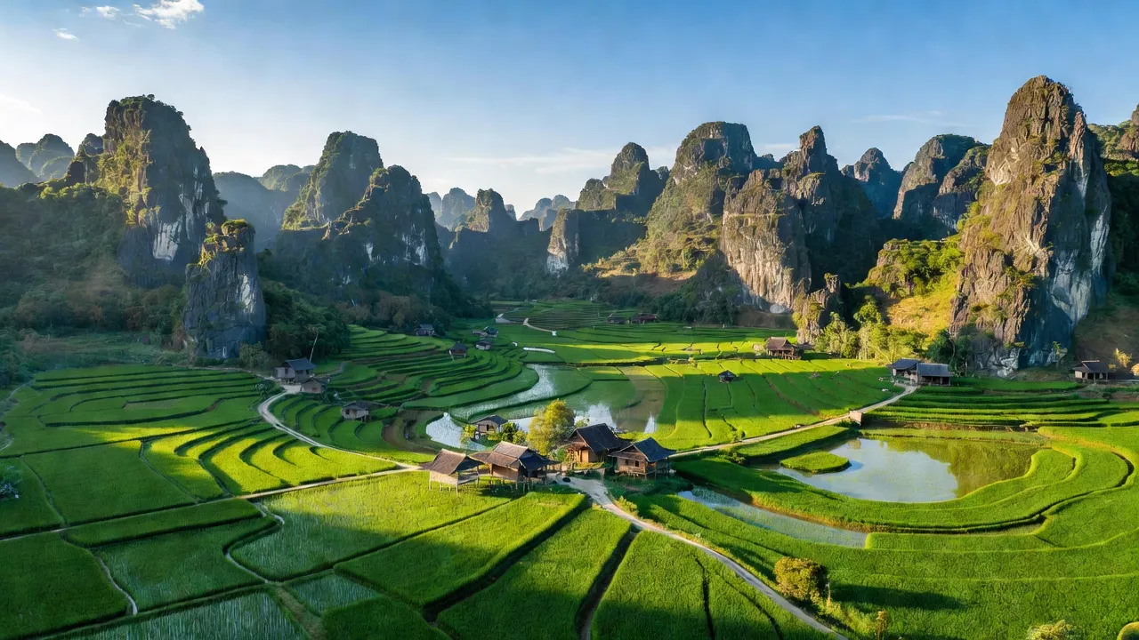 Khung cảnh xã Kim Thượng, huyện Tân Sơn với núi non bao quanh cánh đồng lúa xanh tươi.
