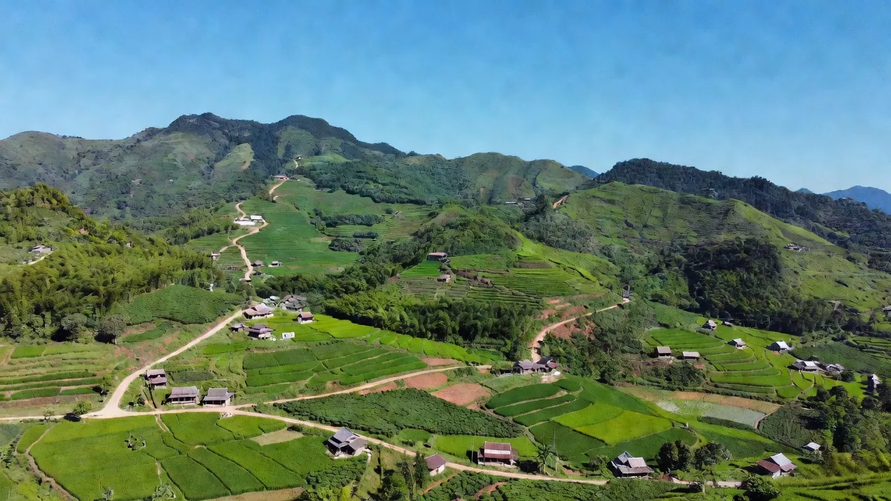 Khung cảnh Yên Lương, huyện Thanh Sơn, Phú Thọ, với đồi núi xanh tươi và đường rural.