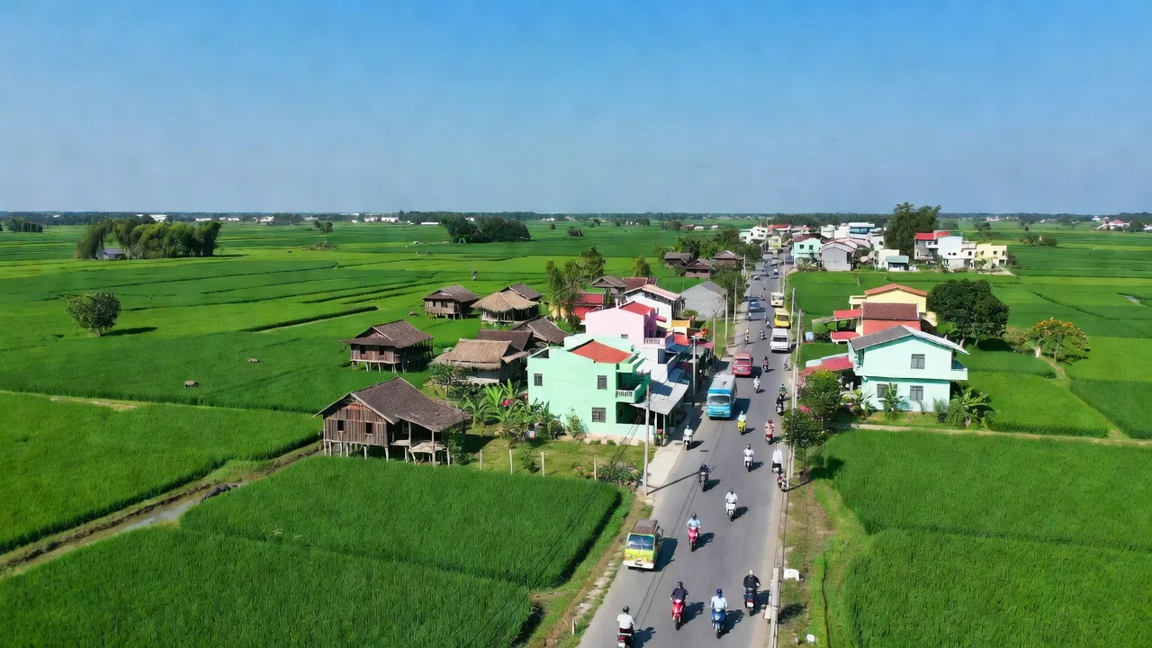 Xã Chu Hóa, Việt Trì with green fields and roads, highlighting Phú Thọ's local charm and transportation.