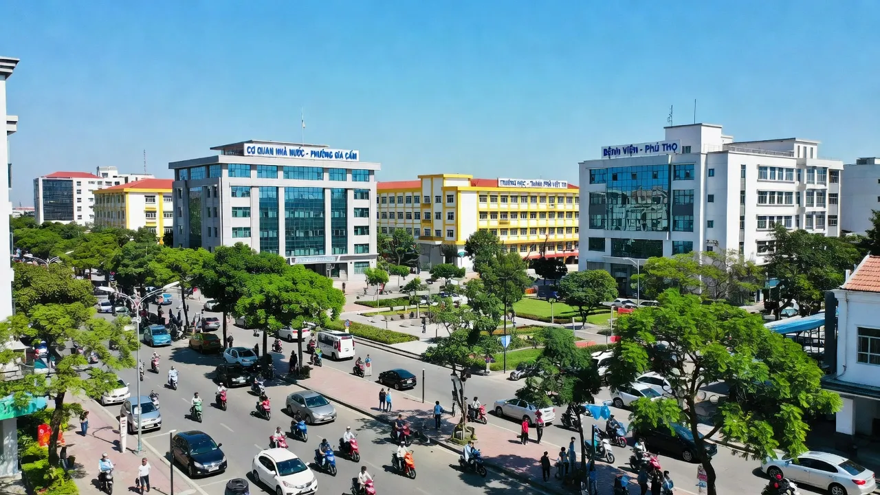 Phường Gia Cẩm, thành phố Việt Trì, Phú Thọ, với cảnh quan đô thị hiện đại và nhộn nhịp.