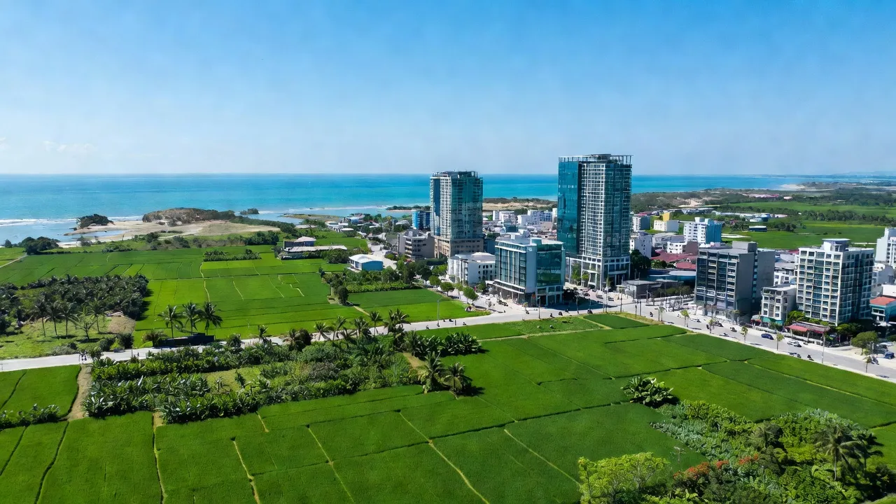 Khung cảnh thị xã Đông Hòa, Phú Yên với cơ sở hạ tầng hiện đại và cảnh quan tự nhiên.