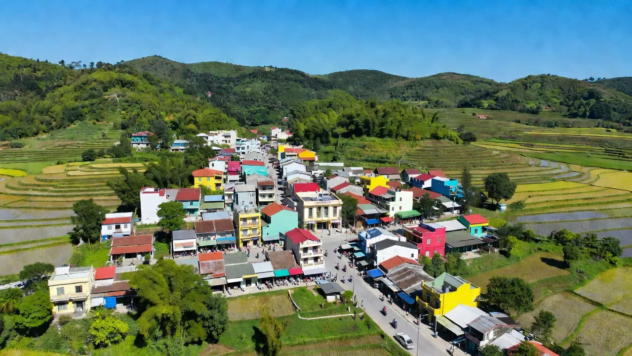 Thị trấn La Hai, huyện Đồng Xuân, tỉnh Phú Yên với cảnh quan xanh tươi và kiến trúc đô thị.