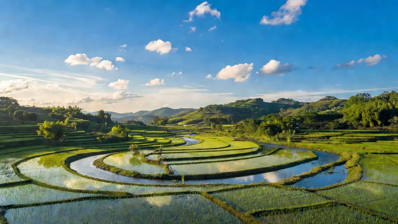 Xuân Quang 1, Đồng Xuân, Phú Yên với các cánh đồng và dòng sông quanh co, dưới bầu trời xanh.