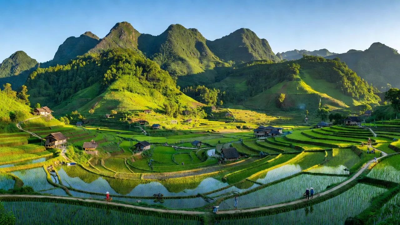 Phong cảnh núi rừng xã Suối Trai, Huyện Sơn Hòa, tỉnh Phú Yên, với đồng xanh và trời trong.
