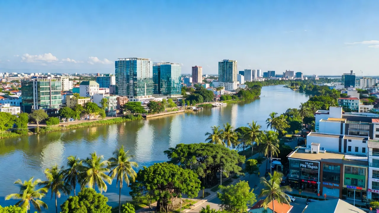 Khung cảnh phường Phú Thạnh, Tuy Hòa với dòng sông Ba và kiến trúc đô thị hiện đại.