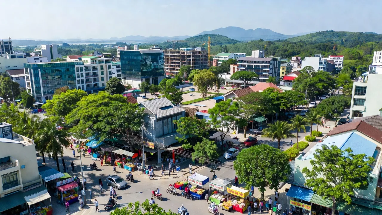 Cảnh quan thị xã Ba Đồn, tỉnh Quảng Bình với hoạt động giao thương và kiến trúc hiện đại.