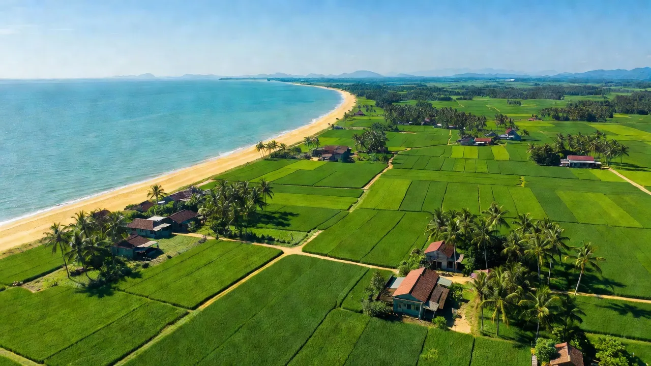 Khung cảnh xã Bắc Trạch, huyện Bố Trạch, tỉnh Quảng Bình với bờ biển và đồng ruộng xanh mướt.