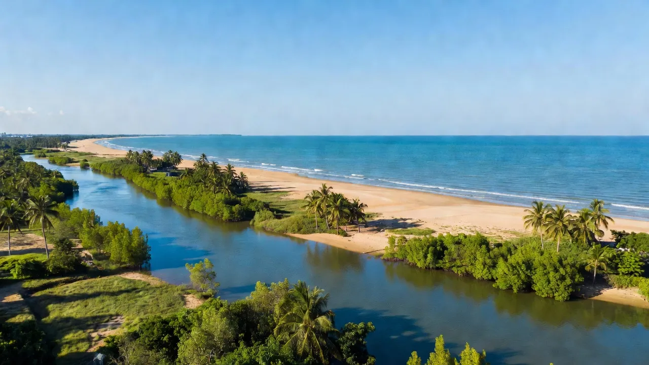 Bảo Ninh, Đồng Hới, Quảng Bình với dòng Nhật Lệ chảy ra biển Đông, cây cối tươi tốt.