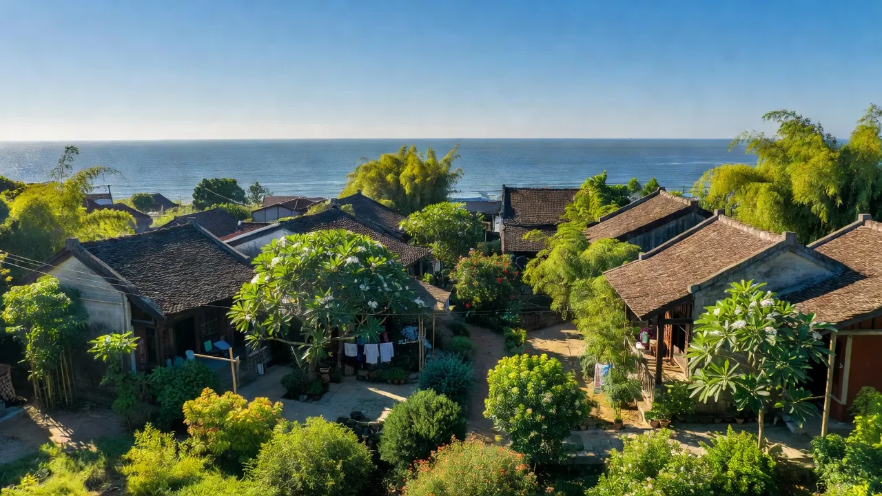Khung cảnh phường Đồng Sơn, thành phố Đồng Hới với nhà cửa, cây cối, và Biển Đông.