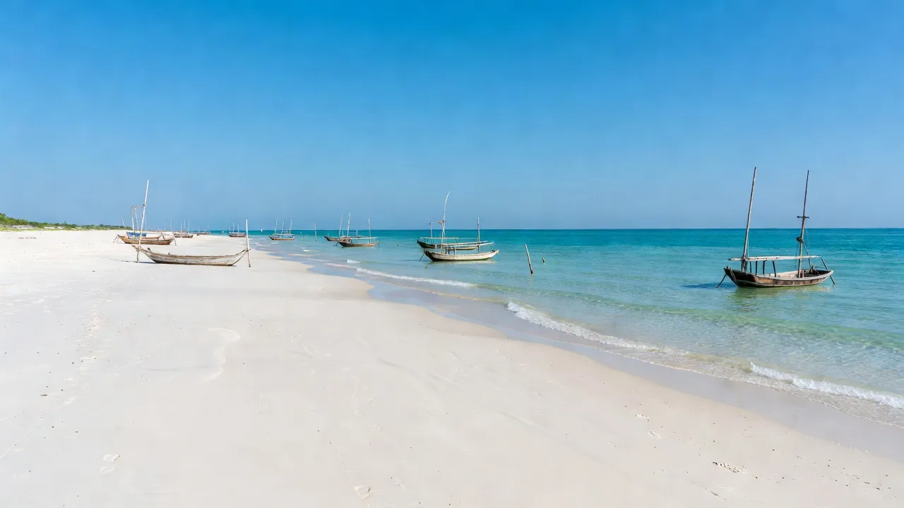 Khung cảnh xã Quang Phú, bãi biển Đồng Hới, ánh nắng và cột buồm thuyền đánh cá.
