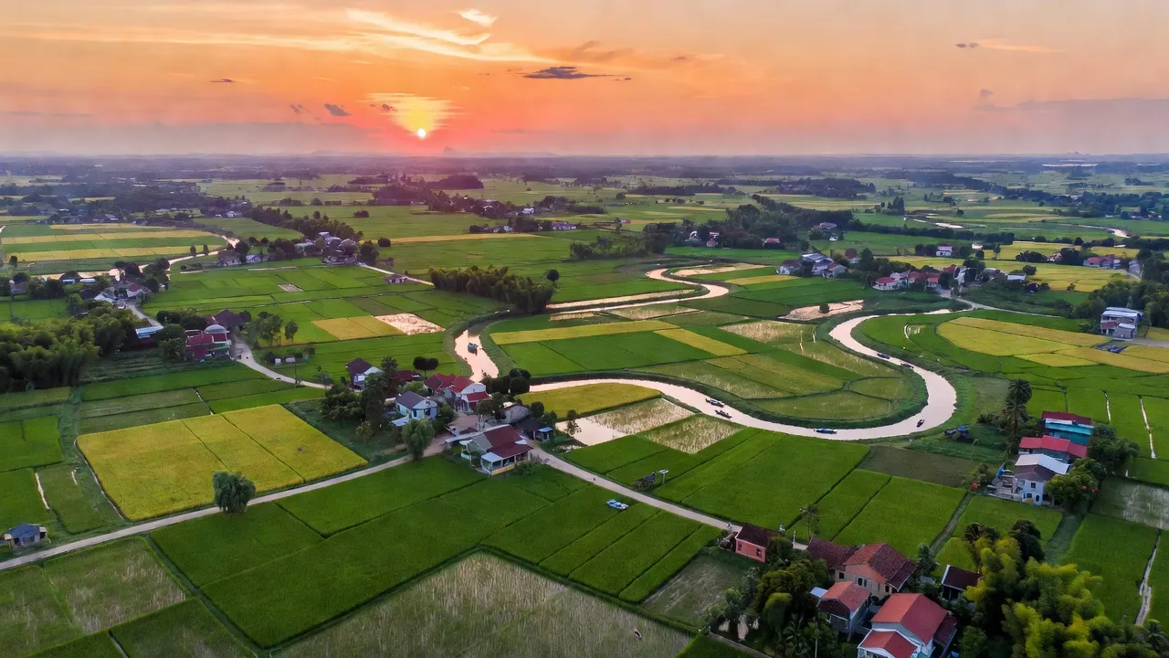 Khung cảnh huyện Lệ Thủy, tỉnh Quảng Bình với đồng ruộng xanh tươi và làng quê bình yên.