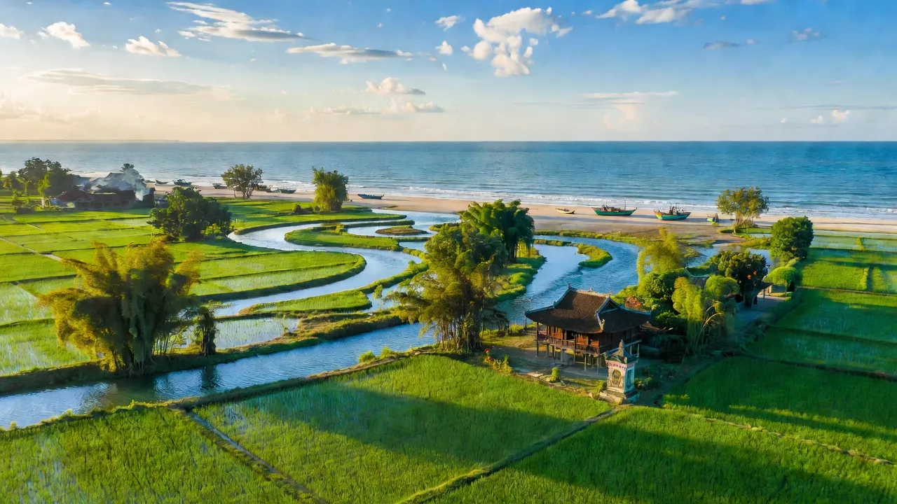 Cảnh đẹp xã Hưng Thủy, huyện Lệ Thủy, tỉnh Quảng Bình với bờ biển và cánh đồng xanh.