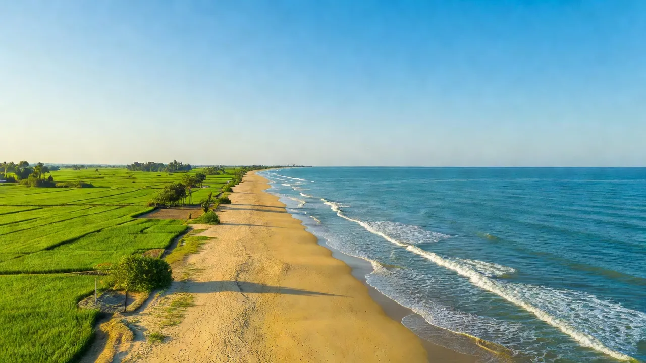 Khung cảnh ven biển xã Mai Thủy, huyện Lệ Thủy, tỉnh Quảng Bình với bãi biển, cánh đồng xanh.