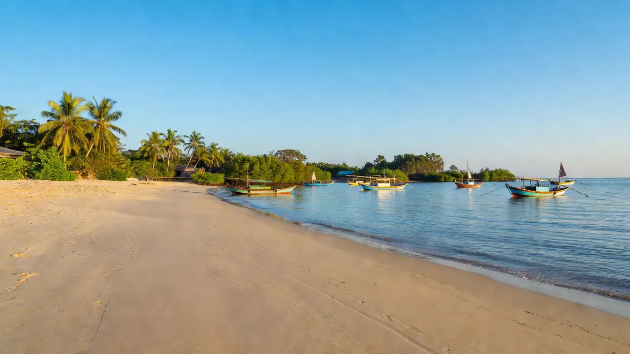 Khung cảnh ven biển xã Quảng Châu, huyện Quảng Trạch, tỉnh Quảng Bình với bãi biển và thuyền đánh cá.