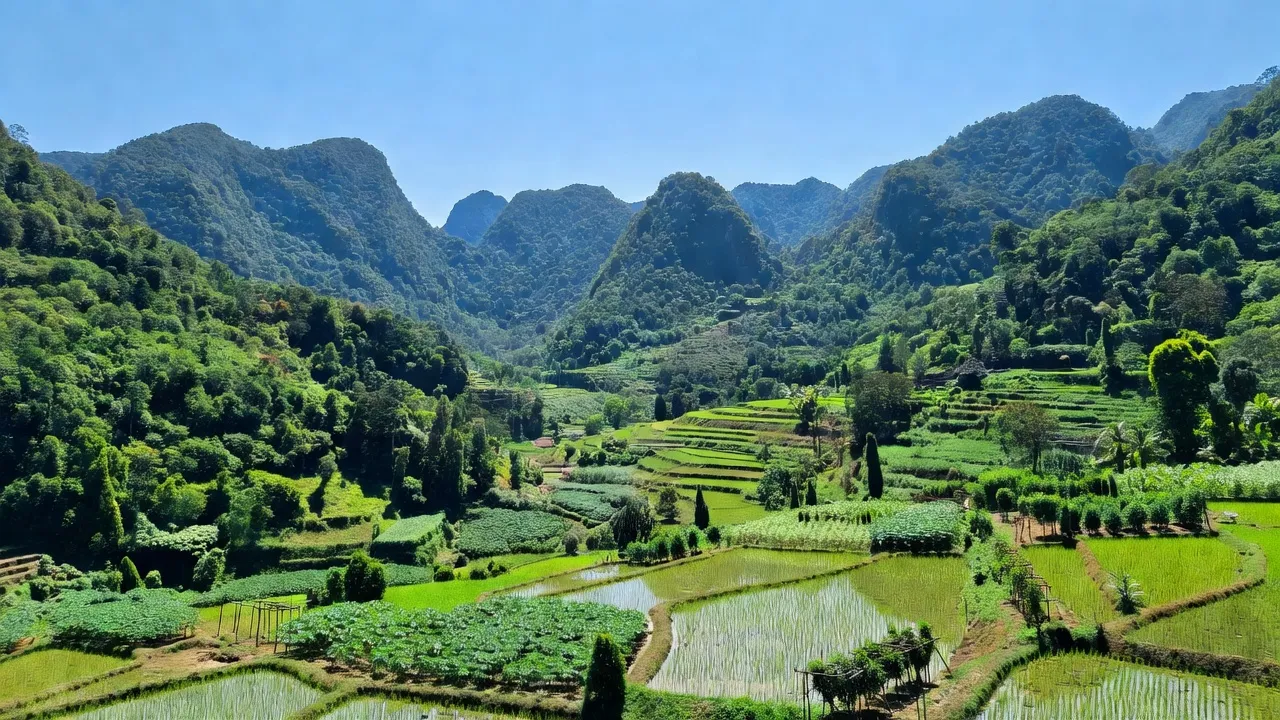 Khung cảnh tươi đẹp của Ngư Hóa, Tuyên Hóa, Quảng Bình với đồi núi xanh tươi và nông nghiệp địa phương.