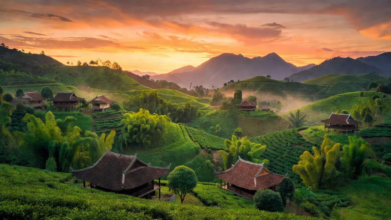 Khung cảnh xã Trà Tân, huyện Bắc Trà My, tỉnh Quảng Nam với núi đồi xanh tươi và nhà truyền thống.