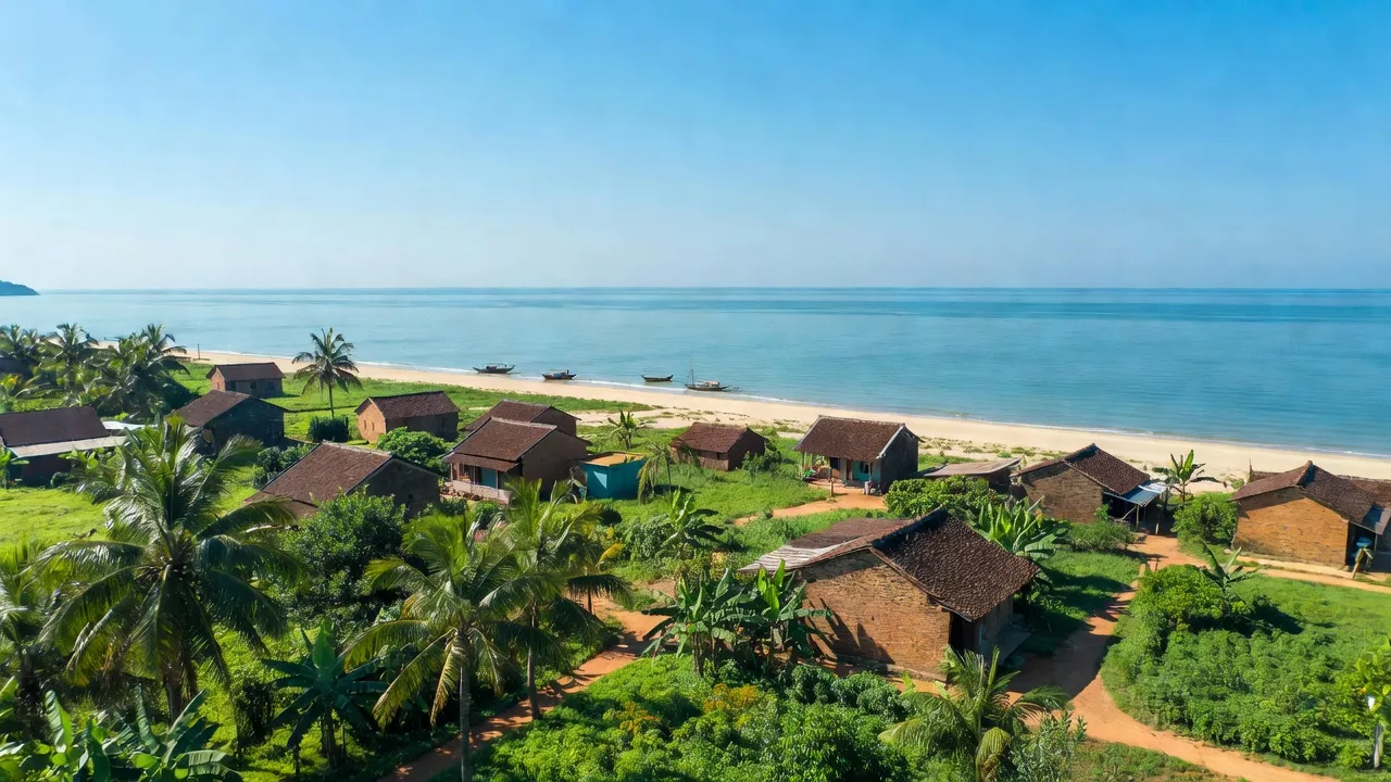 Cảnh biển đẹp ở xã Tam Anh Bắc, Núi Thành, Quảng Nam, với nhà dân và cây cối xanh tươi.
