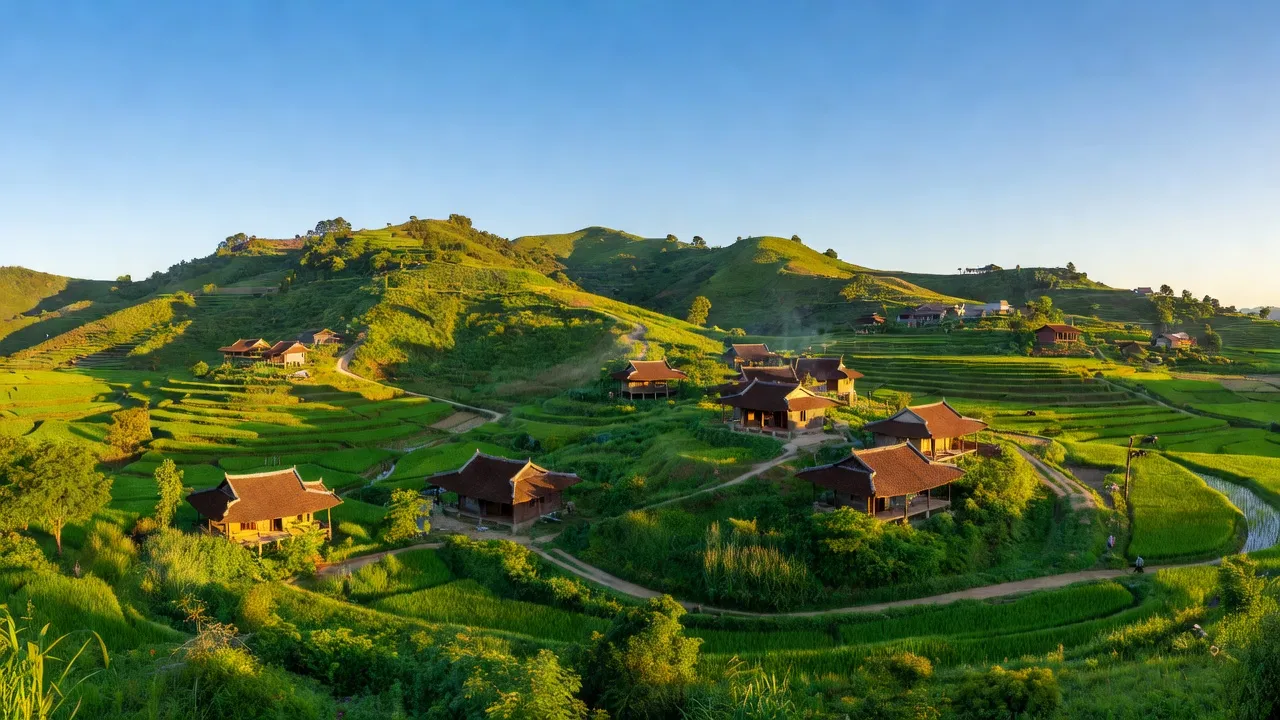 Khung cảnh đồi núi xã Tam Trà, Núi Thành, Quảng Nam với nhà truyền thống và bầu trời xanh.