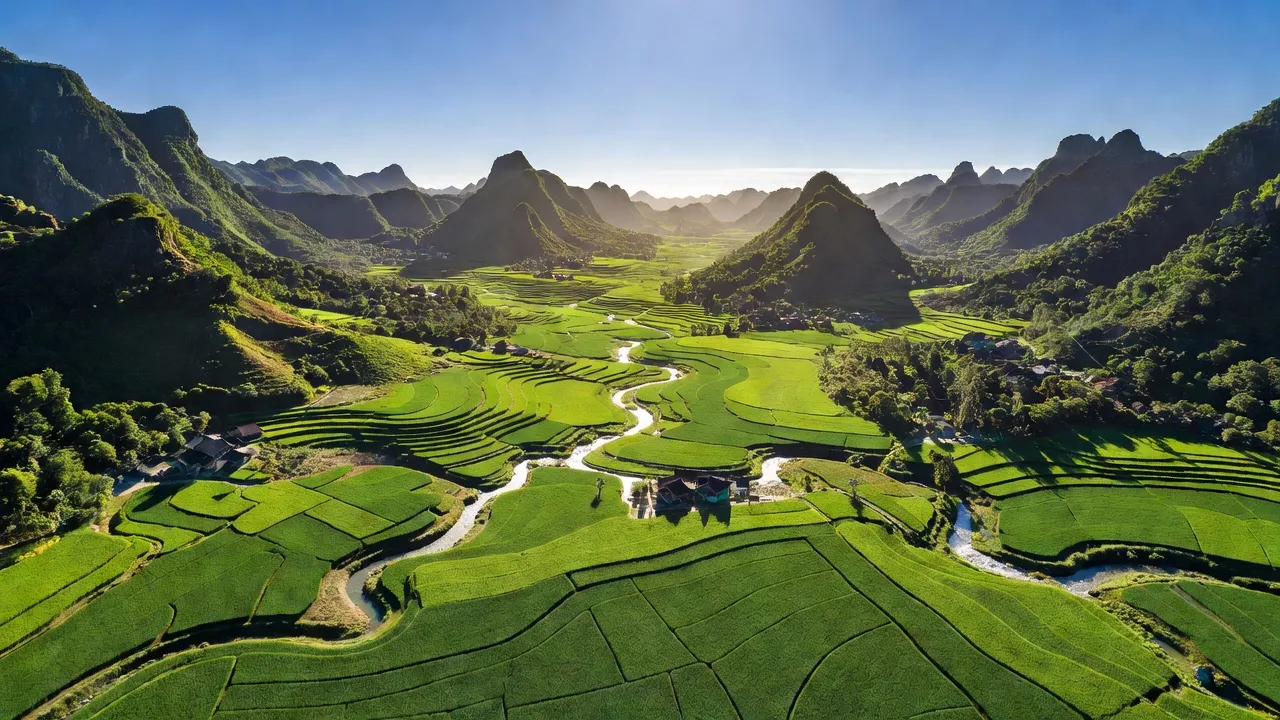 Cảnh quan huyện Tiên Phước, Quảng Nam với núi non và ruộng xanh tươi sống động.
