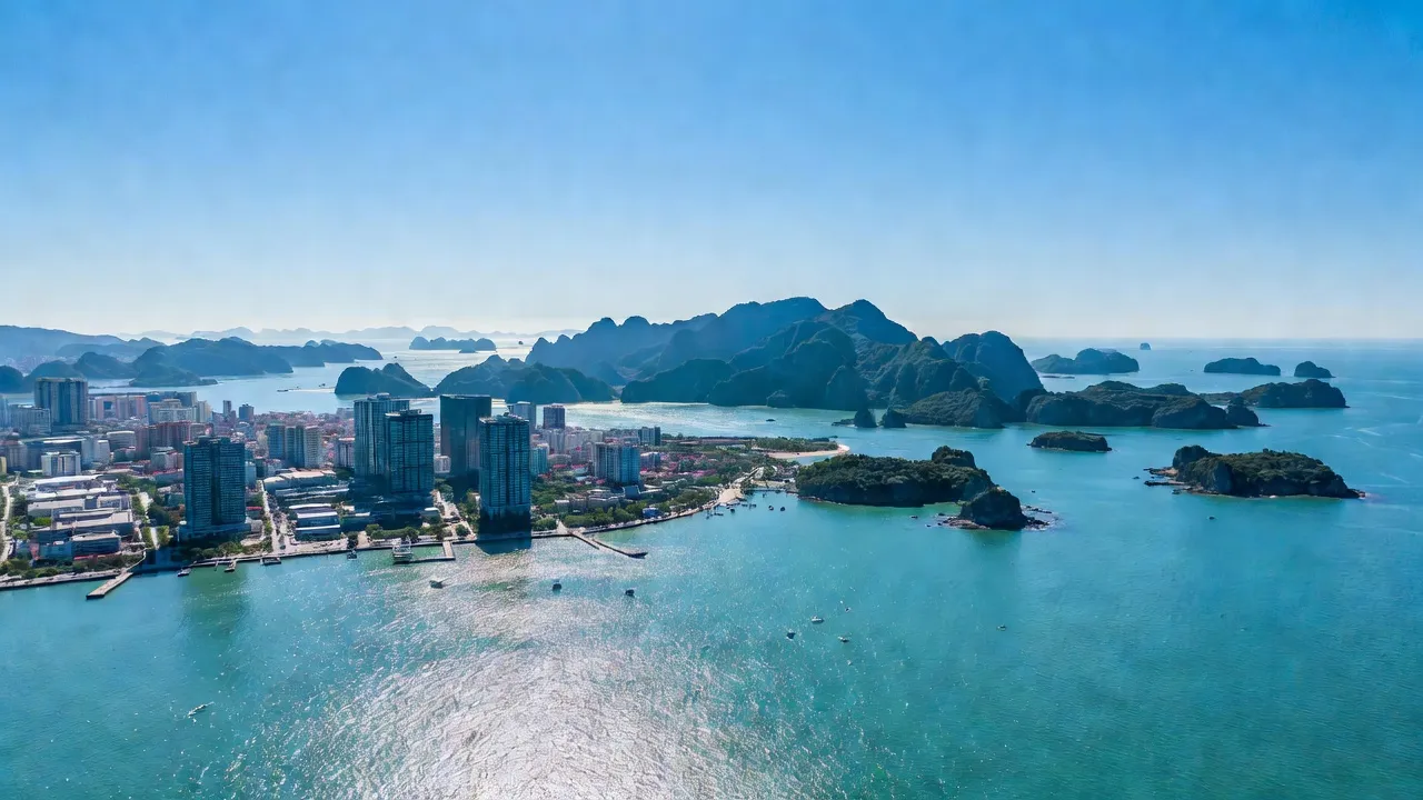 Thành phố Cẩm Phả, Quảng Ninh, với cảnh biển và hòn đảo nhỏ, bầu trời xanh rõ ràng.