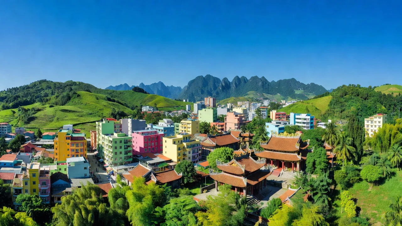 Thành phố Uông Bí, tỉnh Quảng Ninh với kiến trúc đô thị và núi non xanh tươi, bầu trời trong xanh.