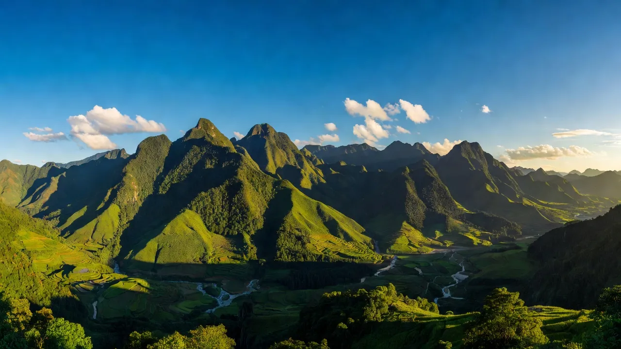 Khung cảnh huyện Bắc Yên, tỉnh Sơn La với núi cao và thung lũng xanh tươi, thể hiện vẻ đẹp thiên nhiên.