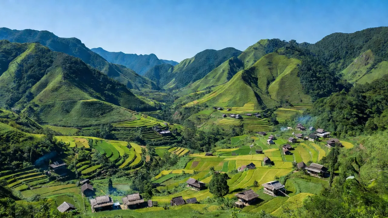 Khung cảnh huyện Mường La, Sơn La với núi non trùng điệp, thung lũng xanh tươi và làng bản địa.