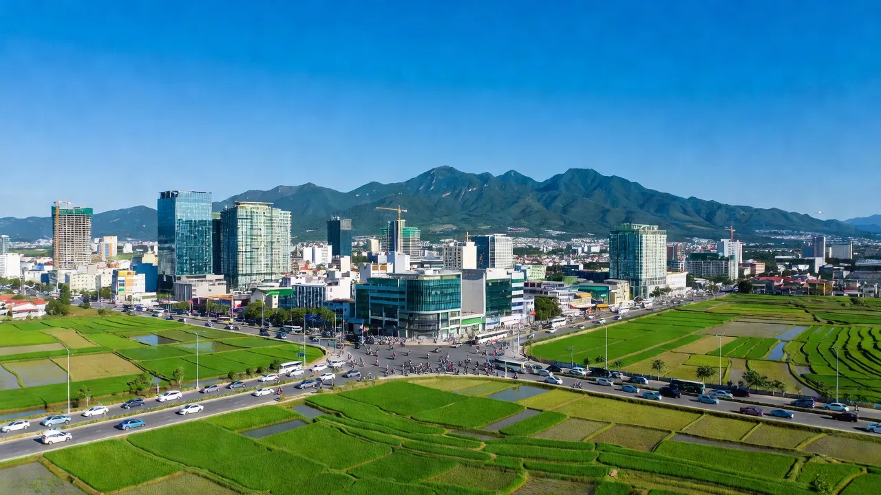 Thành phố Tây Ninh khung cảnh năng động, trung tâm hành chính và kinh tế, cánh đồng và núi non bao quanh.